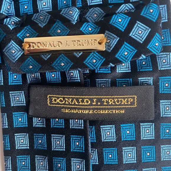 Donald J Trump Signature Collection‎ Silk Tie Blue Geometric Gold Bar 60”x3.5” - Picture 4 of 8